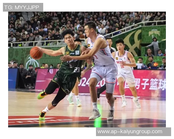 林葳在俄勒冈大学积极训练与队友们共同参与团建活动展现团队精神