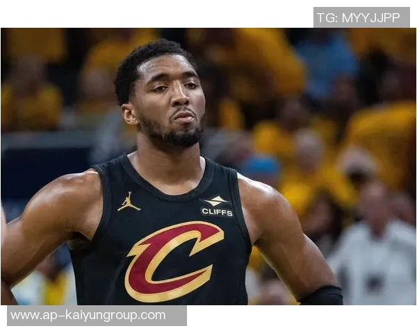 米切尔短暂出战18分钟表现平平贡献7分1板2助2断展现潜力 米切尔短暂出战18分钟表现平平贡献7分1板2助2断展现潜力