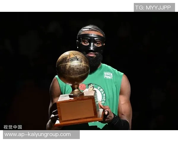 杰伦布朗首节火力全开独得16分但球队仍落后11分苦苦追赶